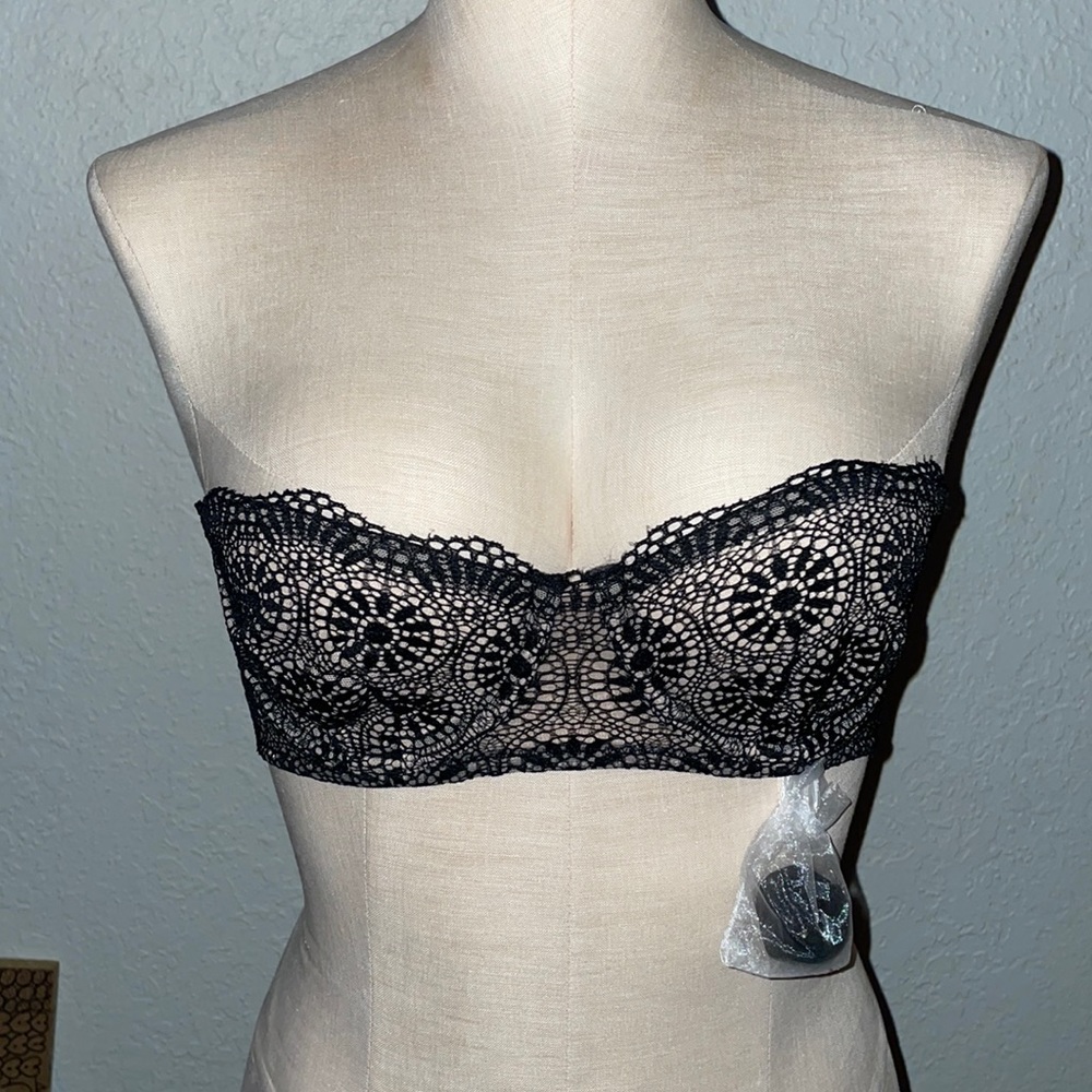 Lace bra that can be strapless or also straps come with it
